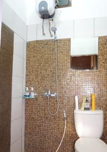 Vannituba majutusasutuses Badjoeri Ethnic Wooden Homestay
