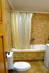 A bathroom at Kamara Stone House Még 25 kép