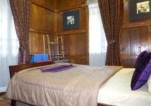 Rúm í herbergi á Badjoeri Ethnic Wooden Homestay