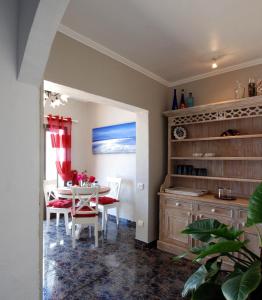 uma sala de jantar com uma mesa e cadeiras vermelhas em Casa Azmira del Mar em Guatiza