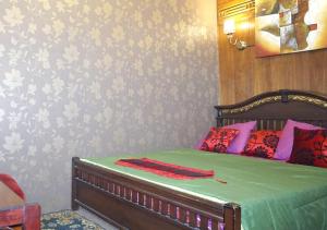 Rúm í herbergi á Badjoeri Ethnic Wooden Homestay