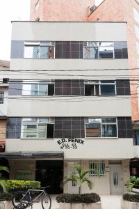 um edifício com uma bicicleta estacionada em frente em Apartamentos Laureles de la 70 em Medellín