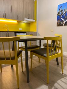 een keuken met een gele eettafel en stoelen bij Mar de las Calmas in La Restinga