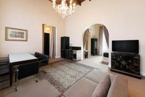 ein Wohnzimmer mit Sofa und Flachbildfernseher in der Unterkunft Hotel del Casco in San Isidro