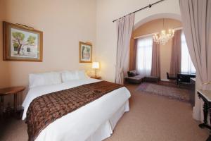 a bedroom with a large bed and a large window at Hotel del Casco in San Isidro