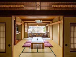 ein Wohnzimmer mit einem Tisch in der Mitte in der Unterkunft Shirayunoyado Yamadaya Hakone Gora in Hakone