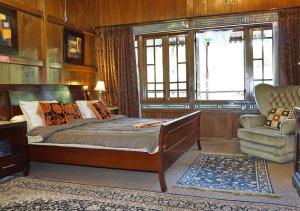 Rúm í herbergi á Badjoeri Ethnic Wooden Homestay