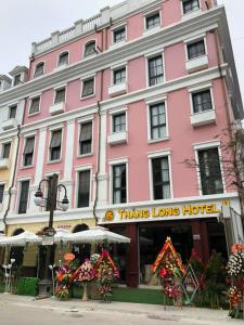 un edificio rosa con flores delante en Thăng Long Hotel II en Ha Long