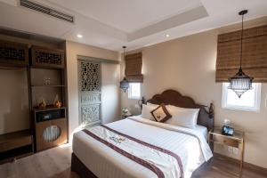 Postel nebo postele na pokoji v ubytování Sanouva Saigon Hotel