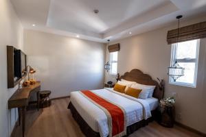 Postel nebo postele na pokoji v ubytování Sanouva Saigon Hotel