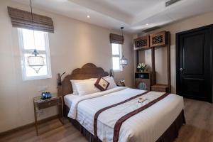 Postel nebo postele na pokoji v ubytování Sanouva Saigon Hotel