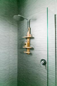 Et badeværelse på Wheel chair & Pet Friendly Waterfront Retreat, 10 minutes to Phiilip Island, fireplace, wood supplied, WIFI wine & chocolates + 45 billeder