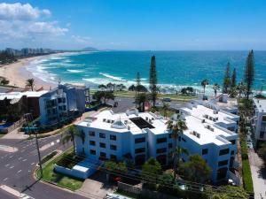 uma vista aérea de um edifício e da praia em 2 Bedroom Ocean View - Alexandria Apartments -Alexandra Headland em Maroochydore