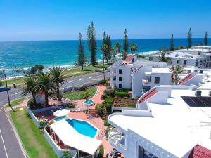 una vista dell'oceano dal balcone di un edificio di 2 Bedroom Ocean View - Alexandria Apartments -Alexandra Headland a Maroochydore Altre 10 foto