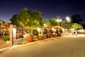 uma cerca com um monte de vasos de plantas e luzes em The Stirling Arms Hotel em Perth