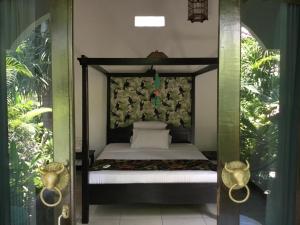 吉利特拉旺安吉利宁静日旅馆的房间里有一张带天蓬床的卧室