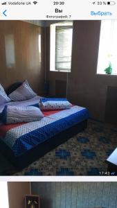 ポルタヴァにあるSauna complex Parkaの部屋のベッド2枚