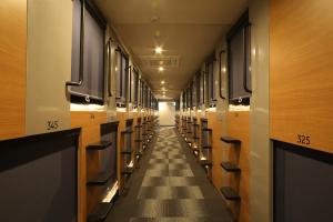 那覇市にあるグリーンリッチホテル＆カプセル那覇（人工温泉 二股湯の華）のロッカールーム内の長い通路