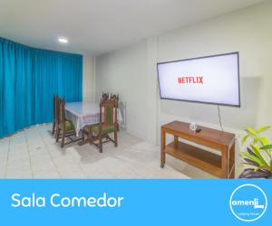 Sala de reuniones con mesa y pantalla en Amenli Lodging House, en Piura