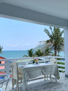 uma mesa numa varanda com vista para o oceano em Isaguirre's Pension House em Baler
