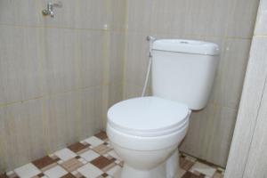 een badkamer met een wit toilet in een kamer bij RedDoorz near UIN Sumatera Utara in Medan