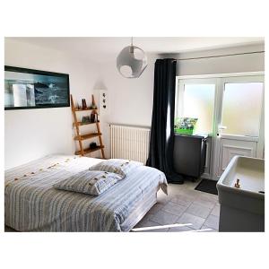 Schlafzimmer mit einem Bett und einem Fenster in der Unterkunft CHAMBRE studio POMME HAPPY Aux portes de Bayeux Normandie 1 à 2 pers in Monceaux-en-Bessin
