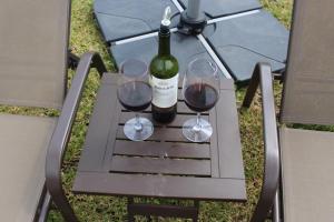 a bottle of wine and two glasses on a table at Casa El Camino in Amatlán