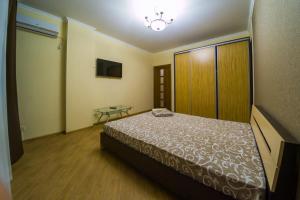 um quarto com uma cama e uma mesa em Kvartirkoff na Bogatirskaya 6a, 2 floor em Kiev
