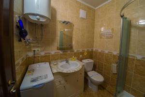 uma pequena casa de banho com lavatório e WC em Kvartirkoff na Bogatirskaya 6a, 2 floor em Kiev