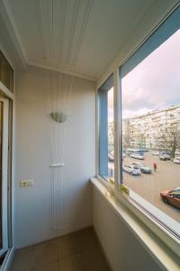um quarto com uma janela com vista para a cidade em Kvartirkoff na Bogatirskaya 6a, 2 floor em Kiev
