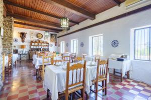 Un restaurante con mesas y sillas en una habitación. en Venta del Alto Hotel las Cumbres by Vivere Stays, en El Garrobo 33 fotos más
