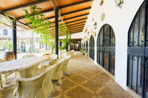 Un restaurante o sitio para comer en Venta del Alto Hotel las Cumbres by Vivere Stays