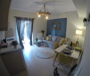 A seating area at Myrto2 apartment