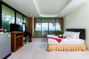 TV a/nebo společenská místnost v ubytování Baan Karon Hill Phuket Resort