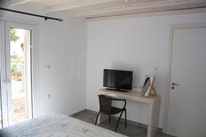 TV a/nebo společenská místnost v ubytování Thalatta Seaside Accommodation