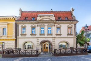 um grande edifício com um telhado vermelho em Hotel U Rytíře em Mělník