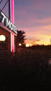 a motel sign with the sunset in the background at 7MOTEL - Settimotel in Settimo Milanese