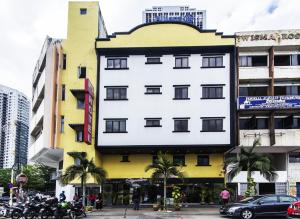 um grande edifício branco no lado de uma rua em Signature Hotel KL Sentral em Kuala Lumpur