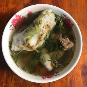 miskę zupy z mięsem i ryżem na stole w obiekcie Chansor Community Homestay 20 w mieście Phumĭ Trach Pôk (2)