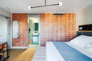 a bedroom with a bed and a shower at Hotel Brummell in Barcelona
