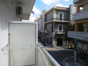 ein großes weißes Schild an der Seite eines Gebäudes in der Unterkunft Zamboli in Chania