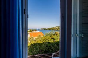 ein Fenster mit Blick auf einen Wasserkörper in der Unterkunft Apartments Lorena Mljet in Pomena