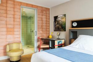 a bedroom with a bed and a desk and a shower at Hotel Brummell in Barcelona