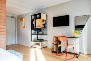 a room with a table and a chair and a mirror at Hotel Brummell in Barcelona