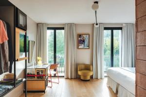 a bedroom with a bed and a desk in a room at Hotel Brummell in Barcelona