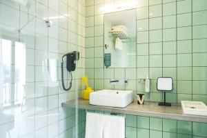 a bathroom with a sink and a mirror at Hotel Brummell in Barcelona