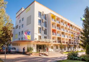 基辅普希亚会议酒店的前面有旗帜的大型白色建筑