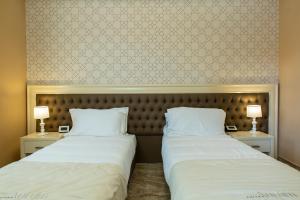 Postel nebo postele na pokoji v ubytování Aurum Suites