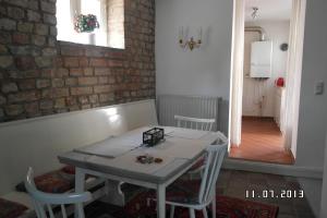 einen Tisch und Stühle in einem Zimmer mit Ziegelwand in der Unterkunft Gästehaus am Krähenteich in Lübeck