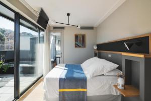 a bedroom with a bed and a balcony at Hotel Brummell in Barcelona